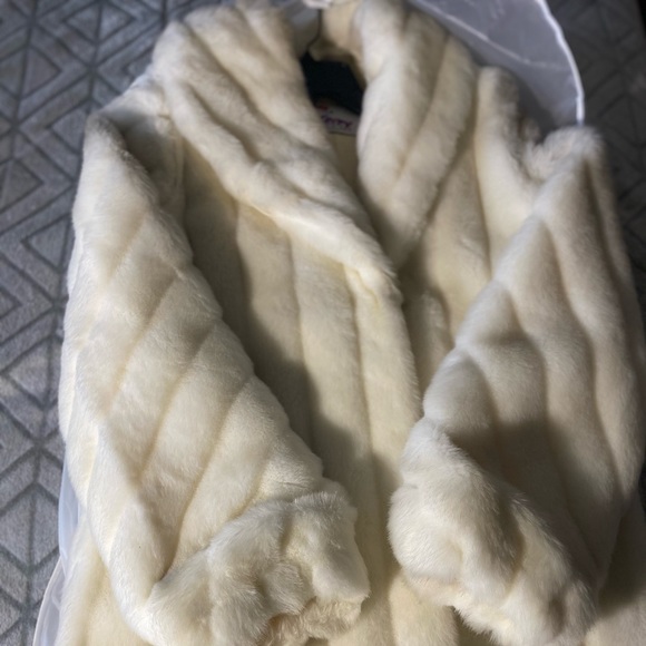 Monterey Fashions White Faux Fur. Vintage piece. - Picture 3 of 15